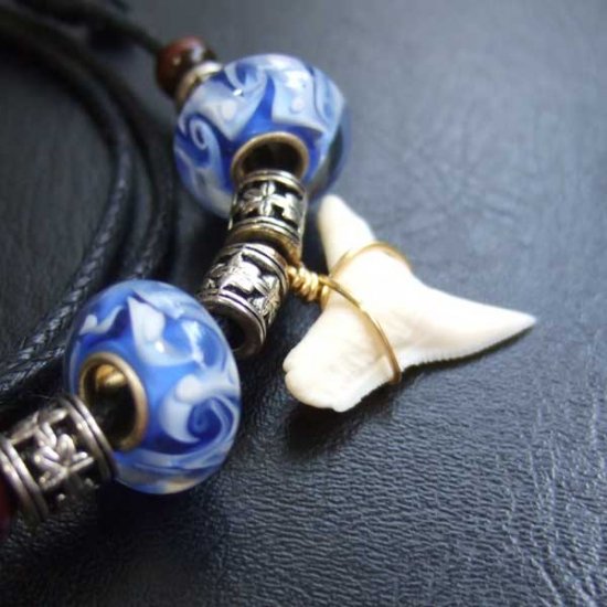 【表示現品】メジロザメの歯 トンボ玉ペンダント - BLN-12071