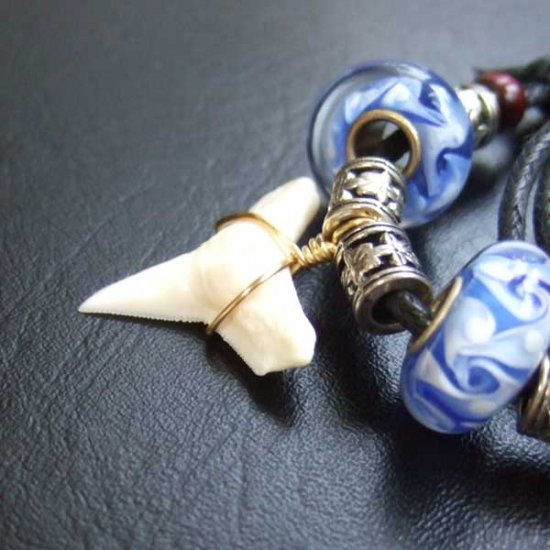 【表示現品】メジロザメの歯 トンボ玉ペンダント - BLN-12071