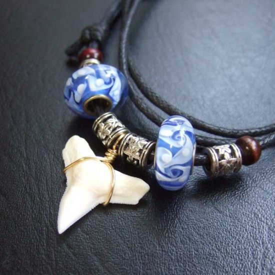 【表示現品】メジロザメの歯 トンボ玉ペンダント - BLN-12071