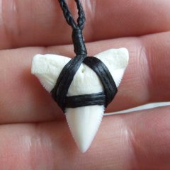 【表示現品】2.8cm 大型オオメジロザメの歯ペンダント - BLN-12074