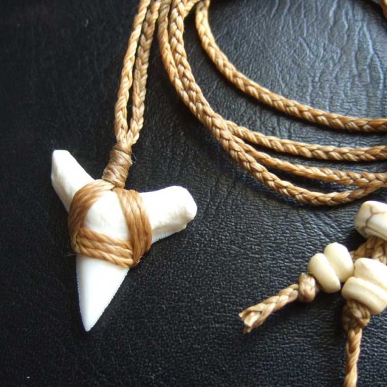 【表示現品】2.6cm 大型オオメジロザメの歯ペンダント - BLN-12075