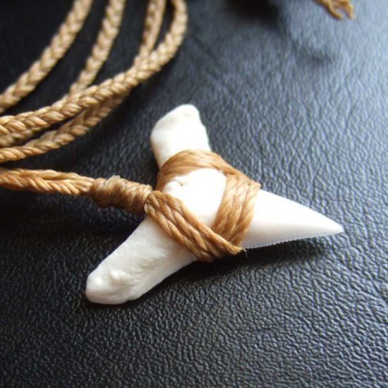 【表示現品】2.6cm 大型オオメジロザメの歯ペンダント - BLN-12075