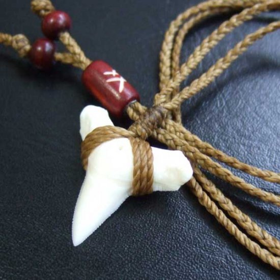 【表示現品】2.5.cm 大型オオメジロザメの歯ペンダント - STN-12056