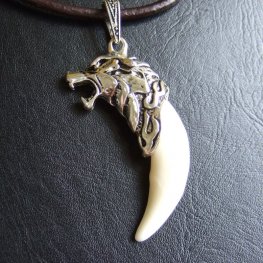 【表示現品】メタルキャップ付狼牙(ライトシルバー/白)ペンダント - 15331zhb_F 【表示現品】メタルキャップ付狼牙(ライトシルバー/白)ペンダント - 15331zhb_F