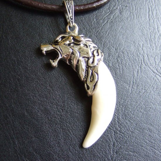 【表示現品】メタルキャップ付狼牙（ライトシルバー/白）ペンダント - 15331zhb_F