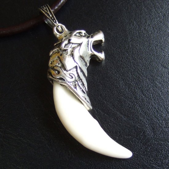【表示現品】メタルキャップ付狼牙（ライトシルバー/白）ペンダント - 15331zhb_F