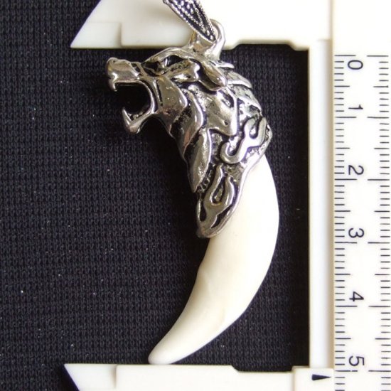 【表示現品】メタルキャップ付狼牙（ライトシルバー/白）ペンダント - 15331zhb_F