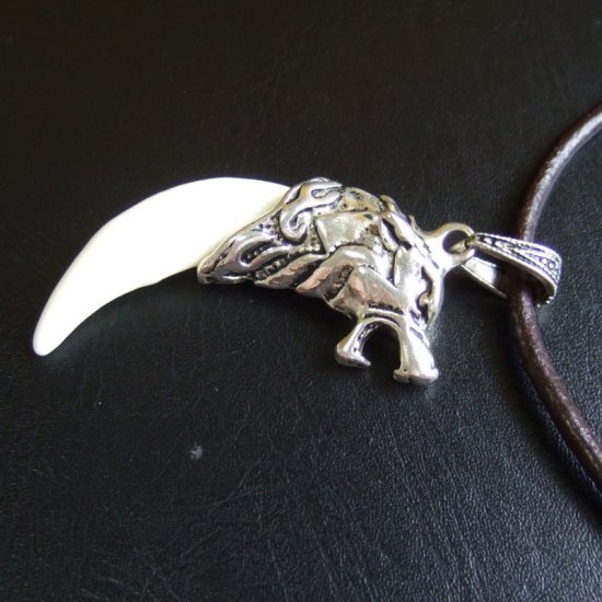 【表示現品】メタルキャップ付狼牙（ライトシルバー/白）ペンダント - 15331zhb_F