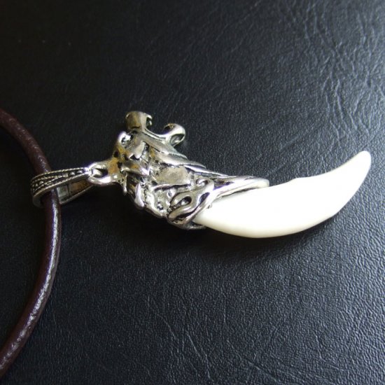 【表示現品】メタルキャップ付狼牙（ライトシルバー/白）ペンダント - 15331zhb_F