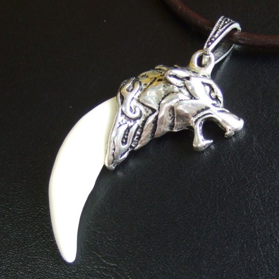 【表示現品】メタルキャップ付狼牙（ライトシルバー/白）ペンダント - 15331zhb_F