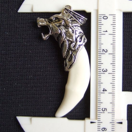 【表示現品】メタルキャップ付狼牙（ライトシルバー/白）ペンダント - 15331zhb_G