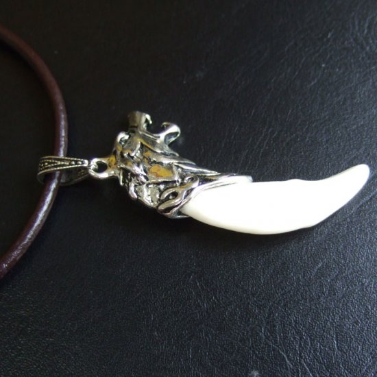 【表示現品】メタルキャップ付狼牙（ライトシルバー/白）ペンダント - 15331zhb_G