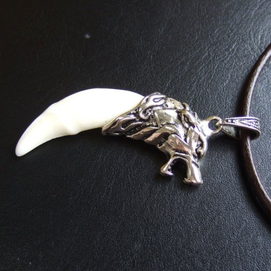 【表示現品】メタルキャップ付狼牙（ライトシルバー/白）ペンダント - 15331zhb_G