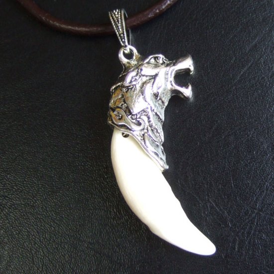 【表示現品】メタルキャップ付狼牙（ライトシルバー/白）ペンダント - 15331zhb_H