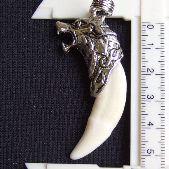 【表示現品】メタルキャップ付狼牙（ライトシルバー/白）ペンダント - 15331zhb_H