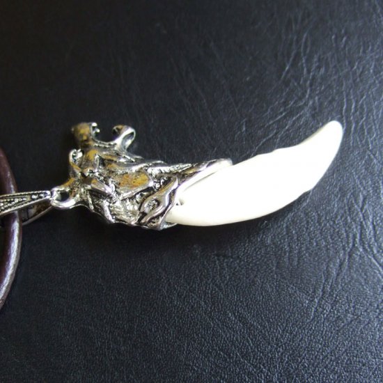 【表示現品】メタルキャップ付狼牙（ライトシルバー/白）ペンダント - 15331zhb_H