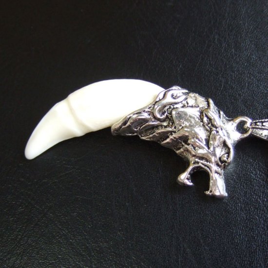 【表示現品】メタルキャップ付狼牙（ライトシルバー/白）ペンダント - 15331zhb_H