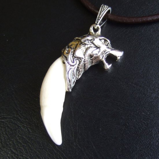 【表示現品】メタルキャップ付狼牙（ライトシルバー/白）ペンダント - 15331zhb_H