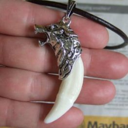 【表示現品】メタルキャップ付狼牙(ライトシルバー/白)ペンダント - 15331zhb_H 【表示現品】メタルキャップ付狼牙(ライトシルバー/白)ペンダント - 15331zhb_H