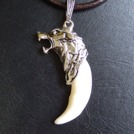 【表示現品】メタルキャップ付狼牙（ライトシルバー/白）ペンダント - 15331zhb_I