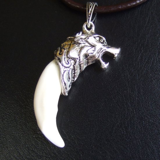 【表示現品】メタルキャップ付狼牙（ライトシルバー/白）ペンダント - 15331zhb_I