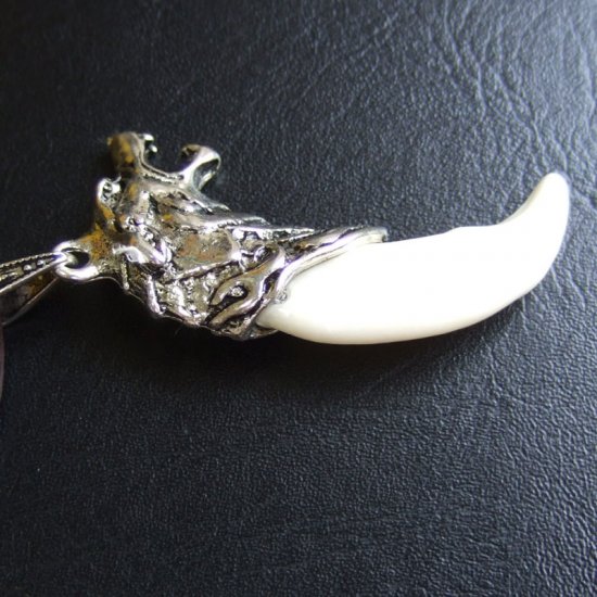 【表示現品】メタルキャップ付狼牙（ライトシルバー/白）ペンダント - 15331zhb_I