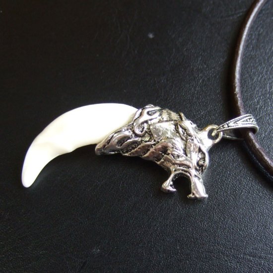 【表示現品】メタルキャップ付狼牙（ライトシルバー/白）ペンダント - 15331zhb_I