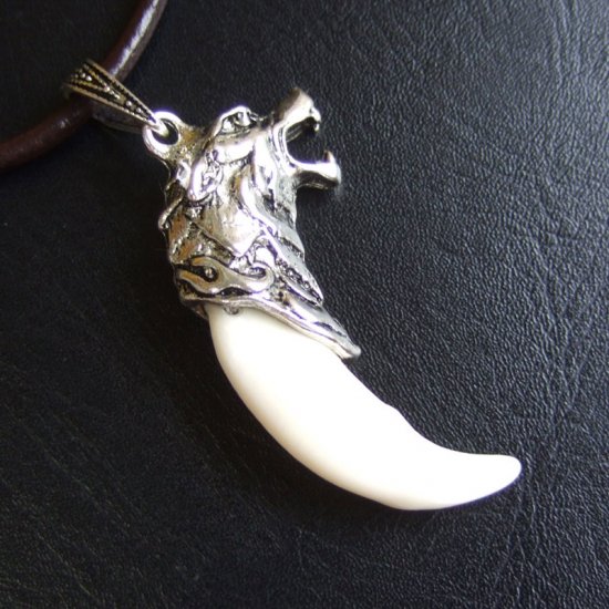【表示現品】メタルキャップ付狼牙（ライトシルバー/白）ペンダント - 15331zhb_I