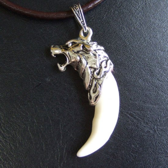 【表示現品】メタルキャップ付狼牙（ライトシルバー/白）ペンダント - 15331zhb_J