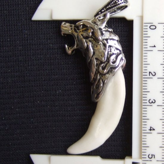 【表示現品】メタルキャップ付狼牙（ライトシルバー/白）ペンダント - 15331zhb_J