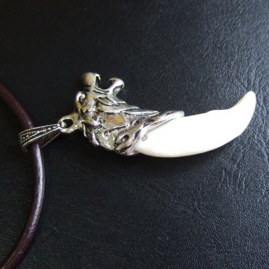 【表示現品】メタルキャップ付狼牙（ライトシルバー/白）ペンダント - 15331zhb_J