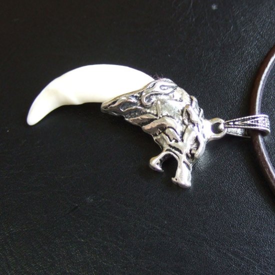 【表示現品】メタルキャップ付狼牙（ライトシルバー/白）ペンダント - 15331zhb_J