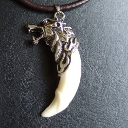 【表示現品】メタルキャップ付狼牙(ライトシルバー/白)ペンダント - 15331zhb_K 【表示現品】メタルキャップ付狼牙(ライトシルバー/白)ペンダント - 15331zhb_K