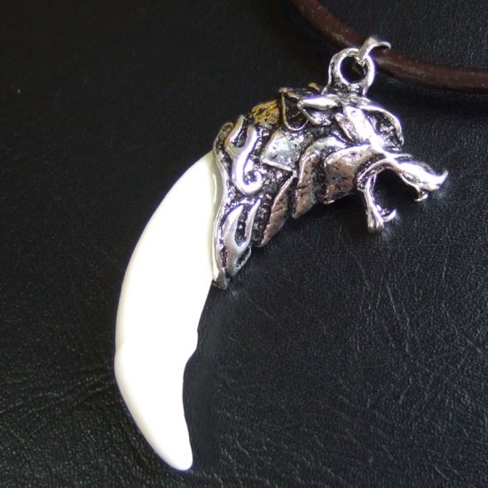 【表示現品】メタルキャップ付狼牙（ライトシルバー/白）ペンダント - 15331zhb_K