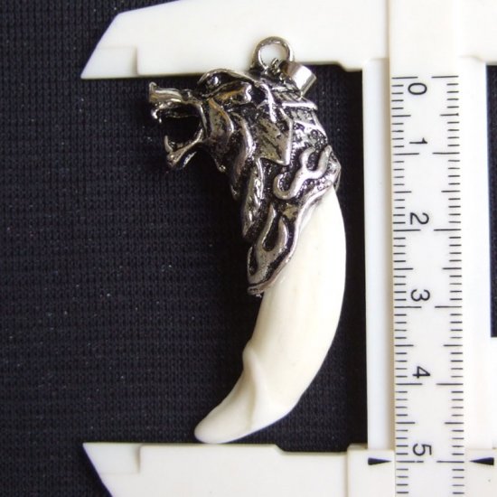 【表示現品】メタルキャップ付狼牙（ライトシルバー/白）ペンダント - 15331zhb_K