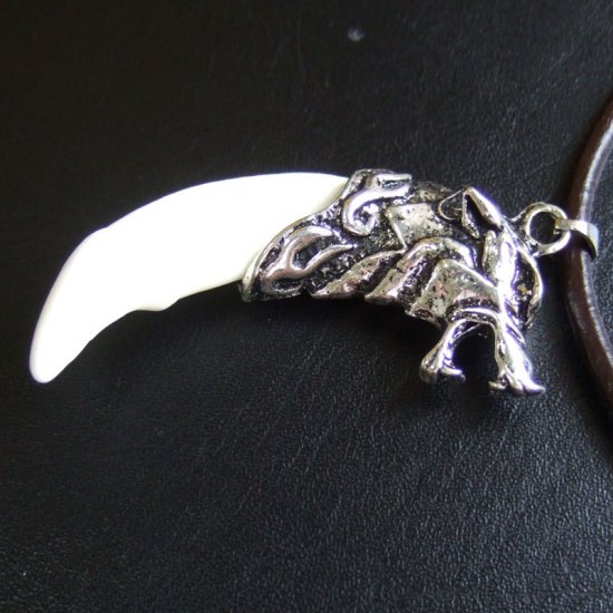 【表示現品】メタルキャップ付狼牙（ライトシルバー/白）ペンダント - 15331zhb_K