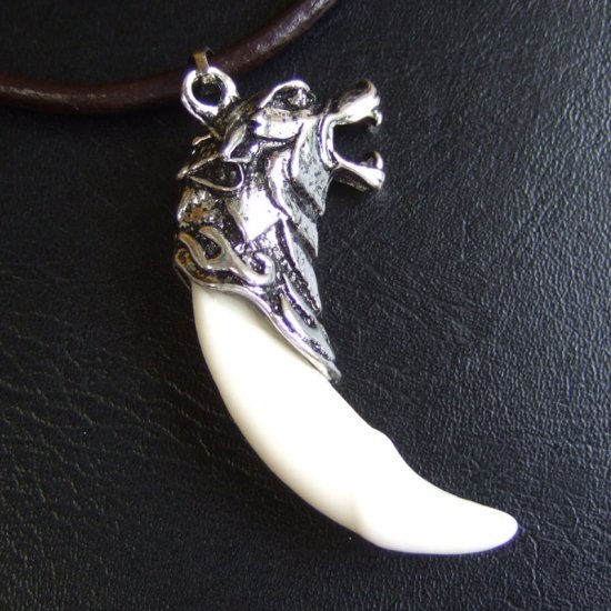 【表示現品】メタルキャップ付狼牙（ライトシルバー/白）ペンダント - 15331zhb_K