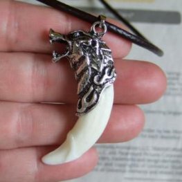【表示現品】メタルキャップ付狼牙(ライトシルバー/白)ペンダント - 15331zhb_K 【表示現品】メタルキャップ付狼牙(ライトシルバー/白)ペンダント - 15331zhb_K