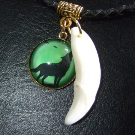 [表示現品] オオカミ柄ガラスメダル付狼牙ペンダント (緑) - 15651zhb