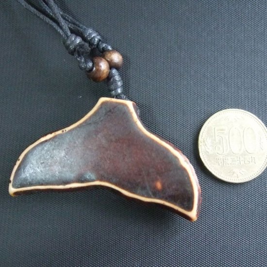 型抜きボーンカービングペンダント【ホエールテール】 - 14079zhc