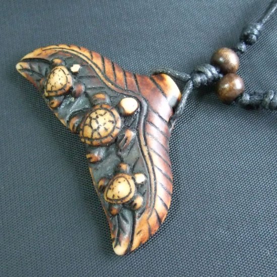 型抜きボーンカービングペンダント【ホエールテール】 - 14079zhc