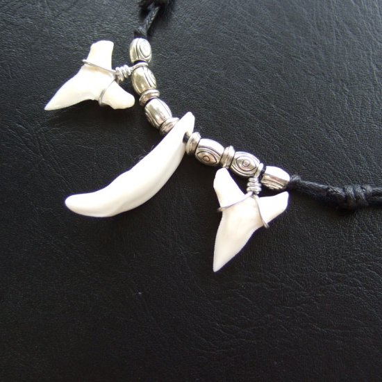 本物の牙とサメの歯コラボペンダント - 15193zhc