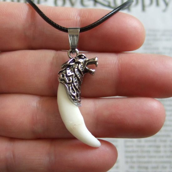 小型メタルキャップ付狼牙（シルバー/白）ペンダント - 15303zhc