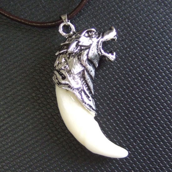 メタルキャップ付狼牙（ライトシルバー/白）ペンダント - 15331zhb