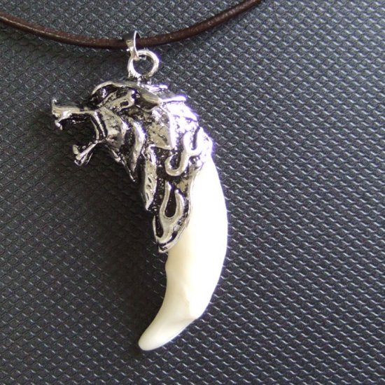 メタルキャップ付狼牙（ライトシルバー/白）ペンダント - 15331zhb