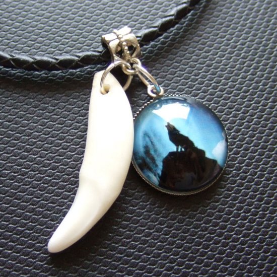 [表示現品] オオカミ柄ガラスメダル付狼牙ペンダント (青) - 15340z0hb