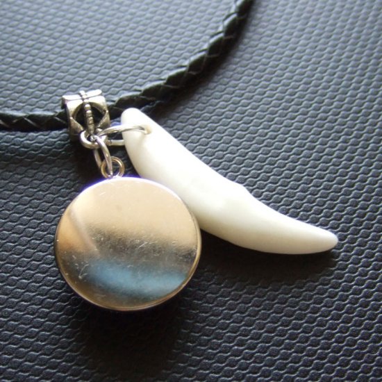 [表示現品] オオカミ柄ガラスメダル付狼牙ペンダント (青) - 15340z0hb