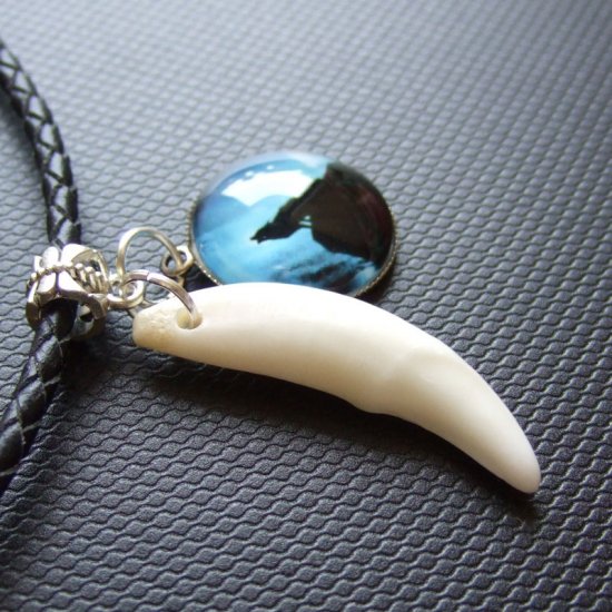 [表示現品] オオカミ柄ガラスメダル付狼牙ペンダント (青) - 15340z0hb