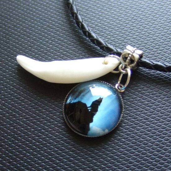 [表示現品] オオカミ柄ガラスメダル付狼牙ペンダント (青) - 15340z0hb