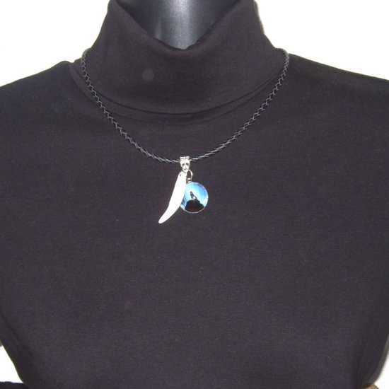 [表示現品] オオカミ柄ガラスメダル付狼牙ペンダント (青) - 15340z0hb